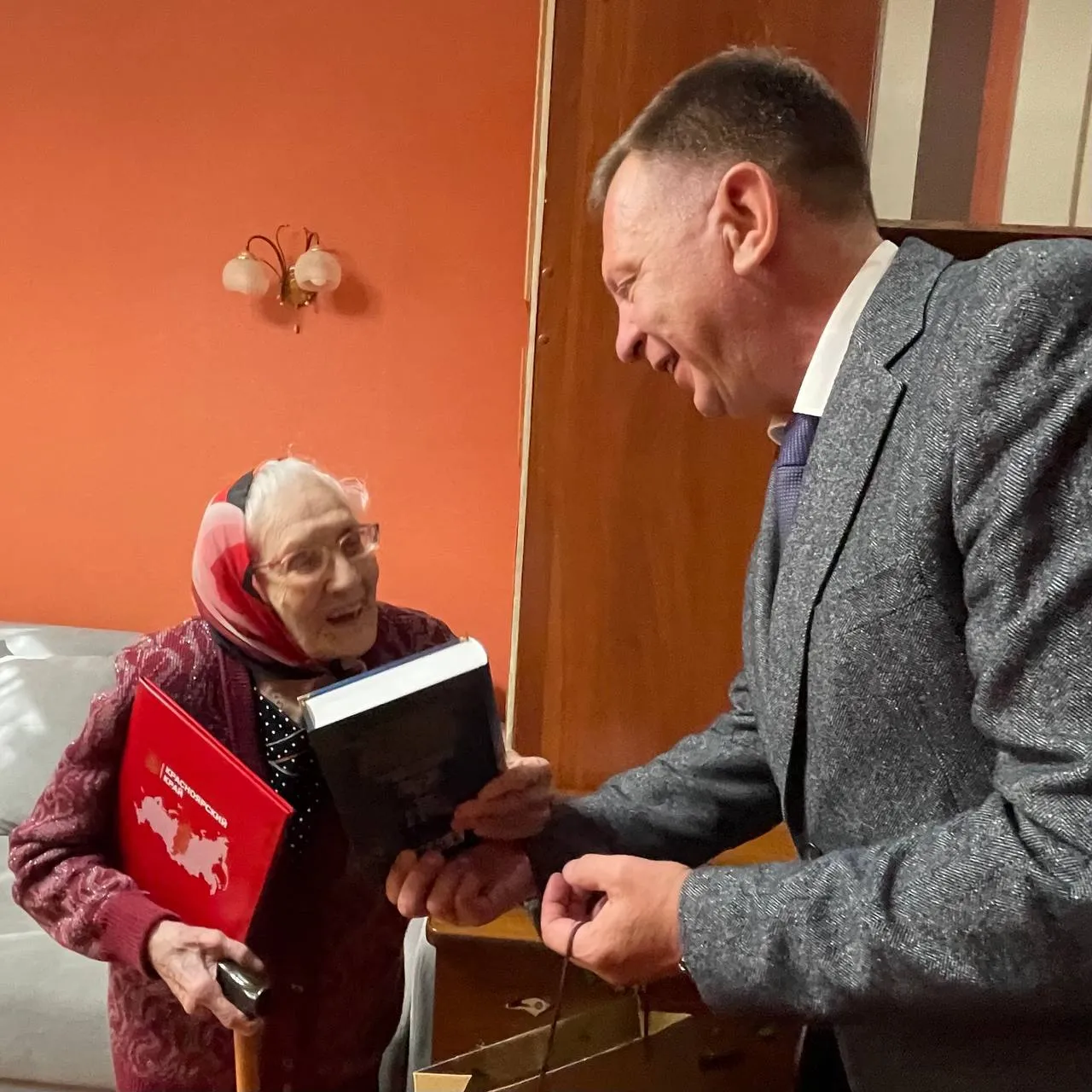 В Красноярске ветеран Александра Фомичева отметила 100-летний юбилей