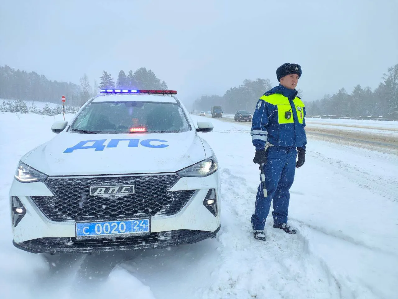 Красноярские инспекторы ДПС спасли девушку-водителя, застрявшую в тайге без топлива