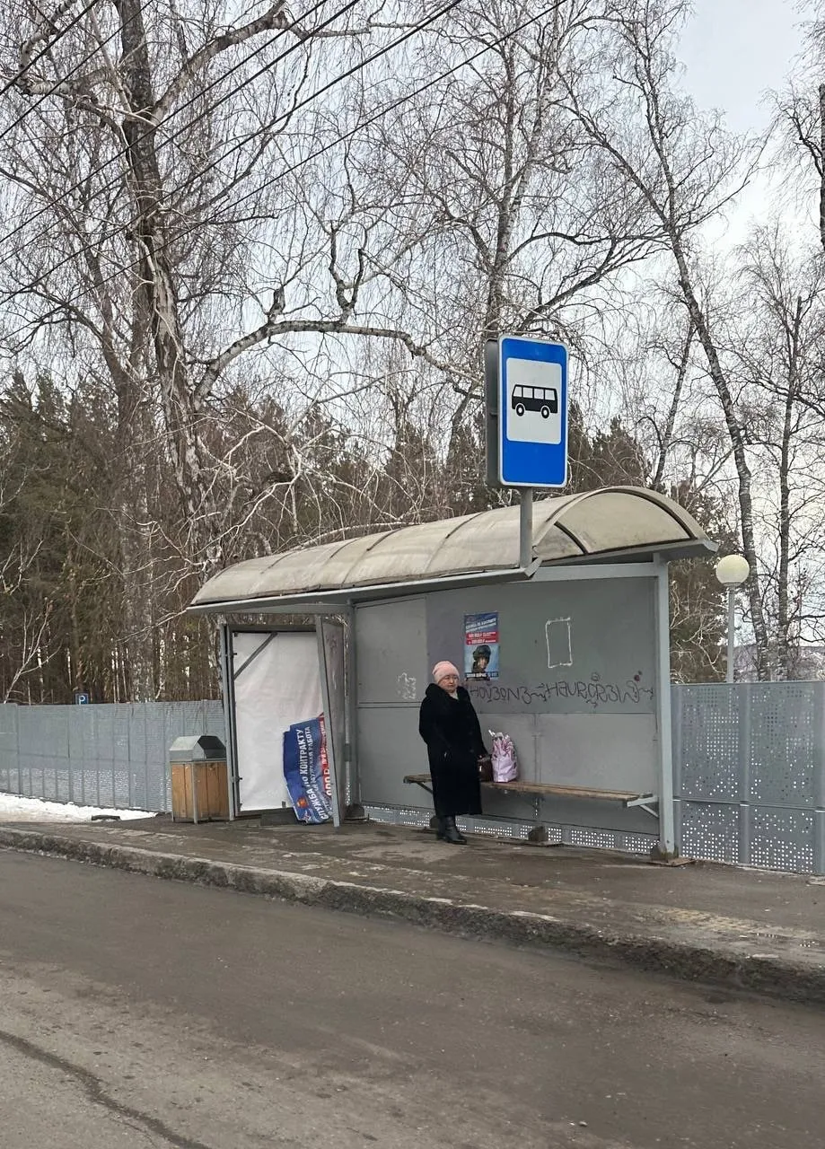 В Красноярске ищут испортившего плакат о военной службе по контракту человека