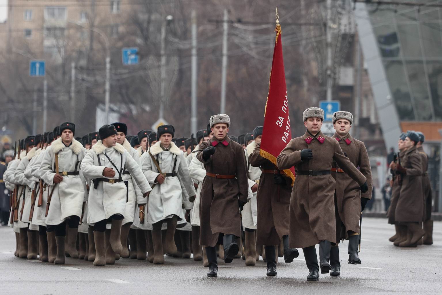 В Красноярске 4 ноября показали реконструкцию проводов на фронт