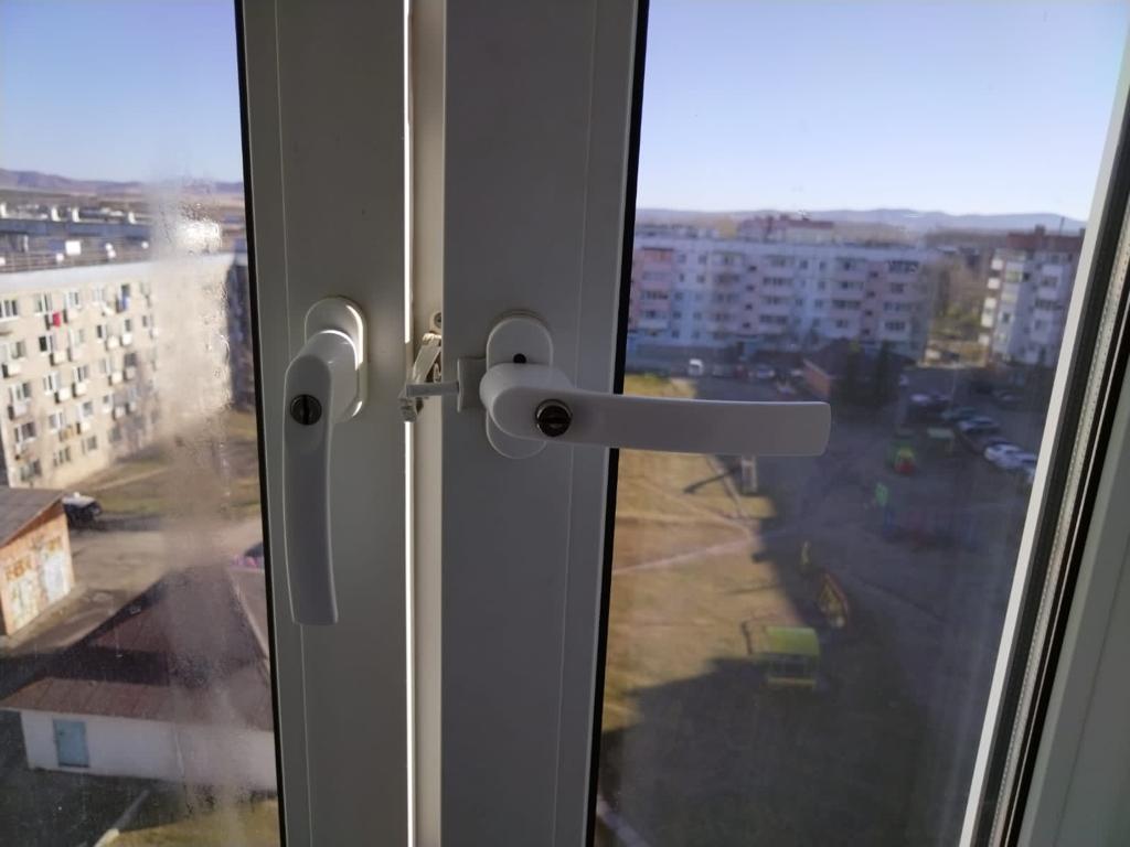 В Ачинске из окна пятого этажа выпал 4-летний мальчик