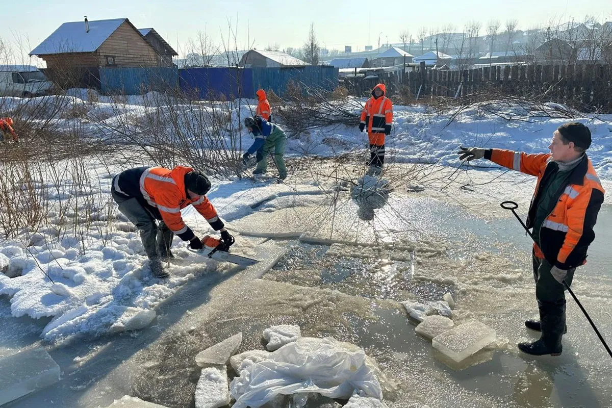 В Железнодорожном районе на малых реках режут лёд, чтобы предотвратить подтопления