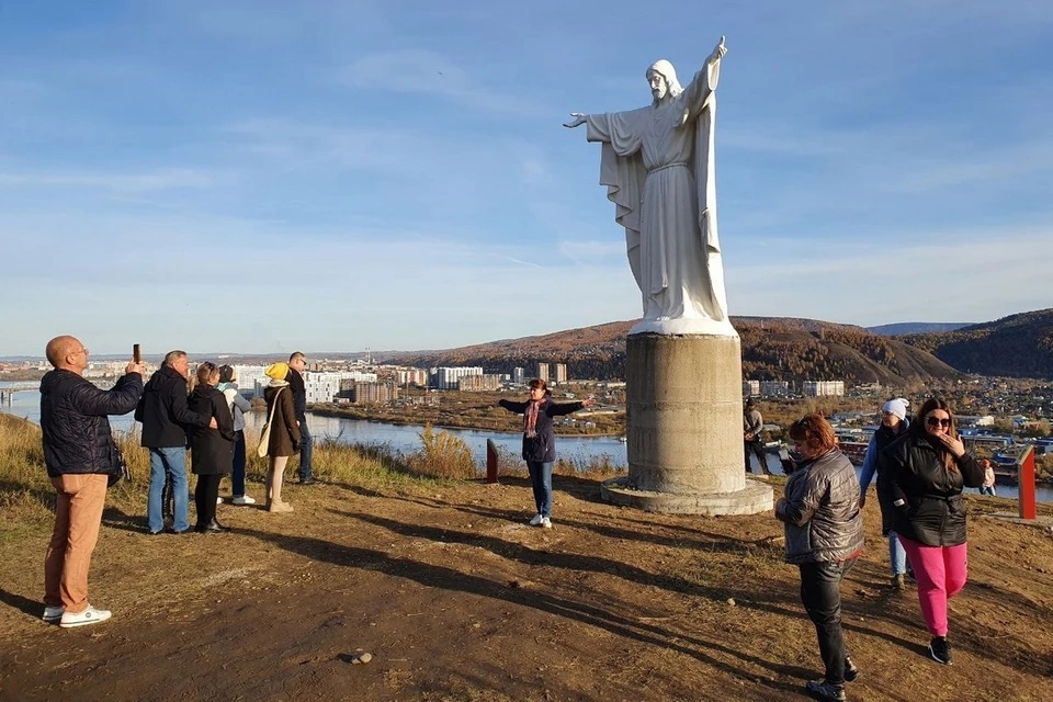 Статуя Иисуса Христа на Красивом берегу в Красноярске вызвала ажиотаж среди жителей города