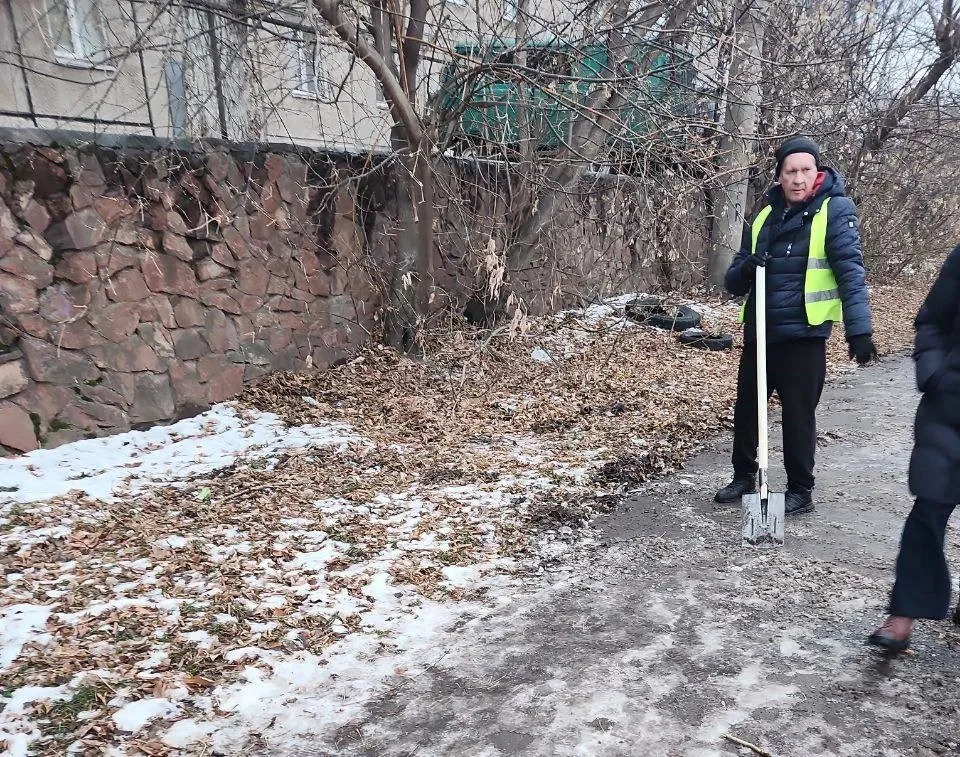 В Красноярске дорожники борются с гололедицей на улицах