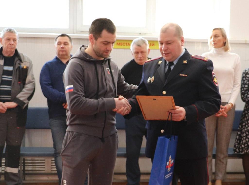 В Красноярске полицейские поблагодарили тренера за спасение женщины на Коммунальном мосту