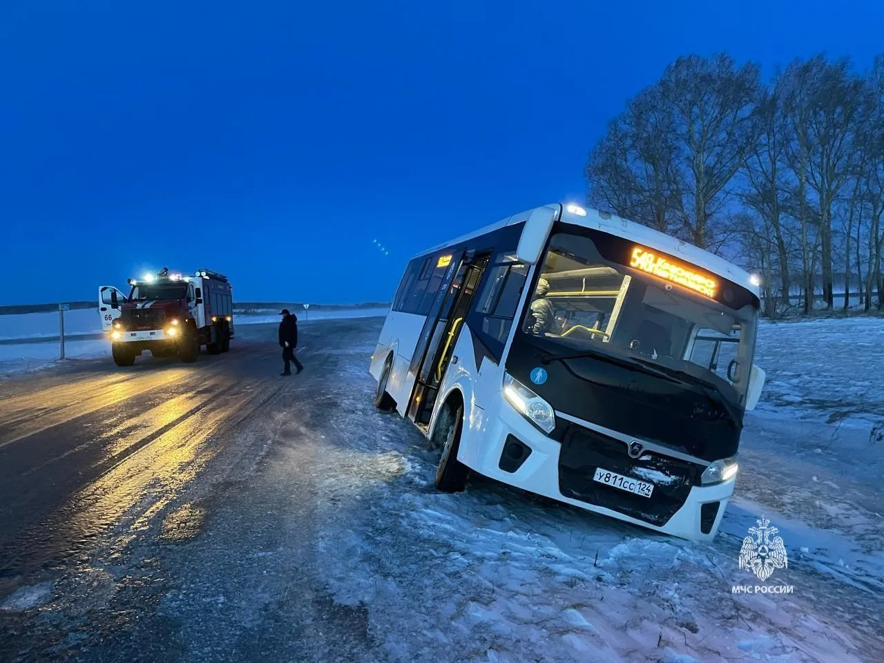 В Красноярском крае автобус с 10 пассажирами съехал в кювет на трассе