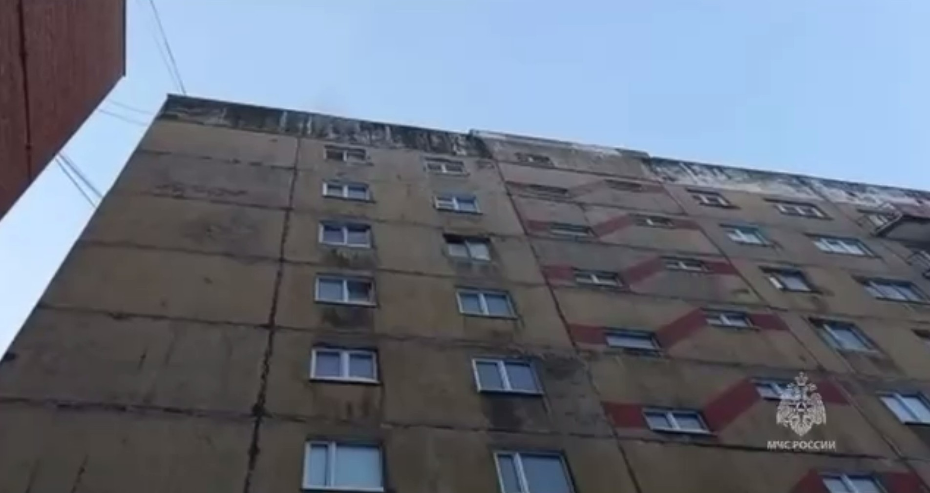 Житель Красноярского края решил помыть окна в -40 и напугал соседей паром