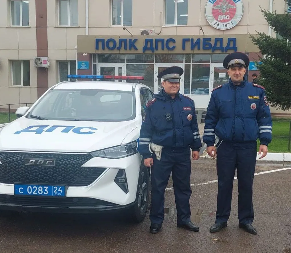 Дорожные полицейские помогли водителю «Тойоты» на трассе Красноярского края