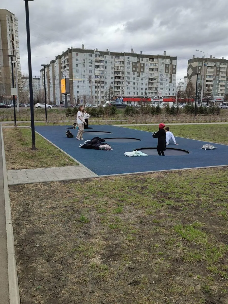 В красноярском сквере Казачьем открыли уличные батуты