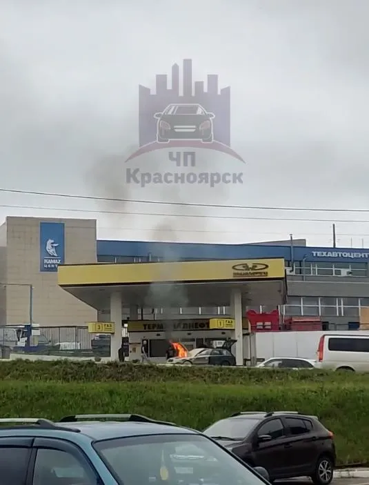 В Красноярске на АЗС загорелся автомобиль