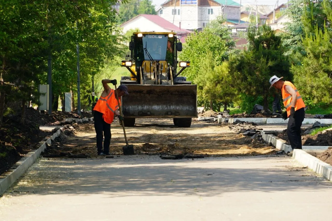 В Красноярске приступили к новому этапу благоустройства озеро-парка «Октябрьский»