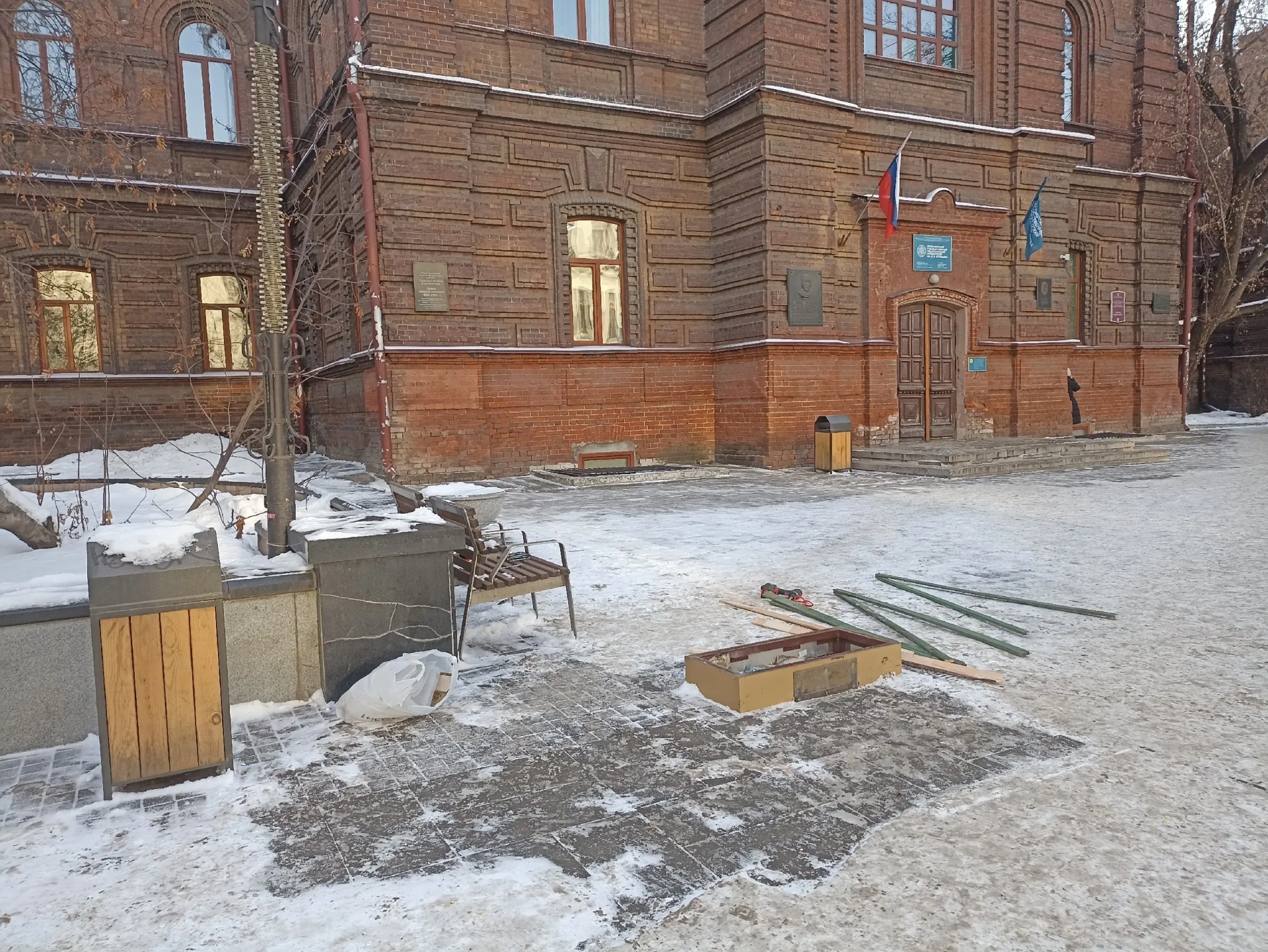 Книжный шкаф в центре Красноярска увезли на реставрацию