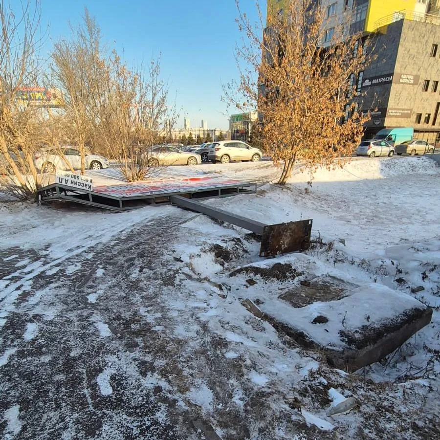 В Красноярске на улице Шахтеров ветер снес рекламный щит