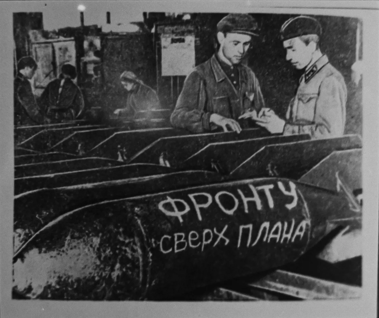 В Красноярске открылась уличная фотовыставка к 80-летию Великой Победы