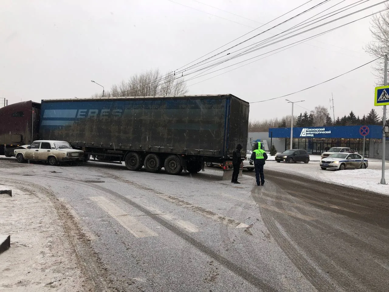 В аварии с грузовиком на Пограничников в Красноярске пострадал 15-летний водитель
