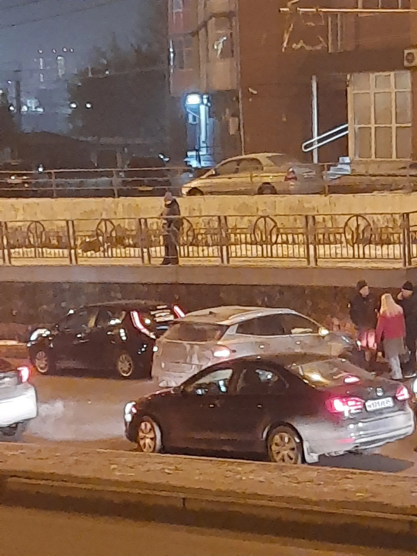 В Красноярске на Свободном второй день подряд сталкиваются автомобили