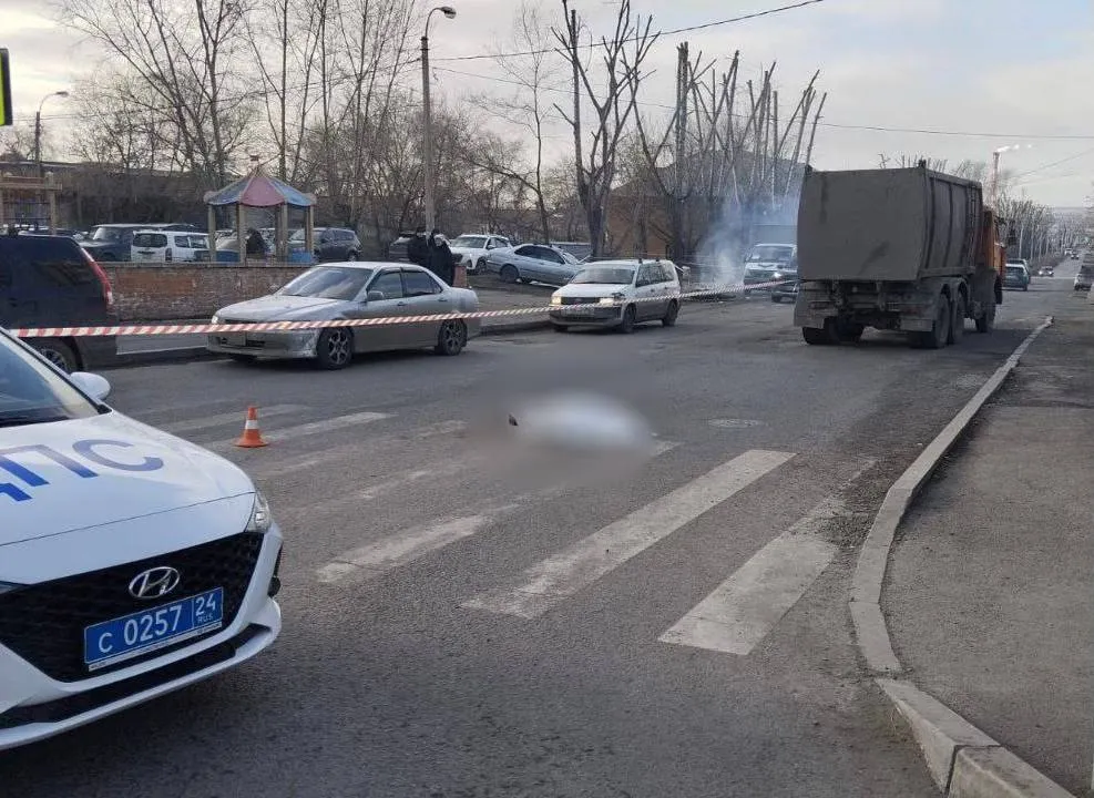 Водителя мусоровоза, который сбил маму с мальчиком в Красноярске, отправили под домашний арест