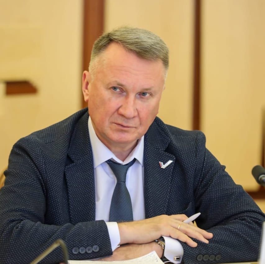 Главврач Красноярской станции скорой помощи в самолете помог 26-летнему парню