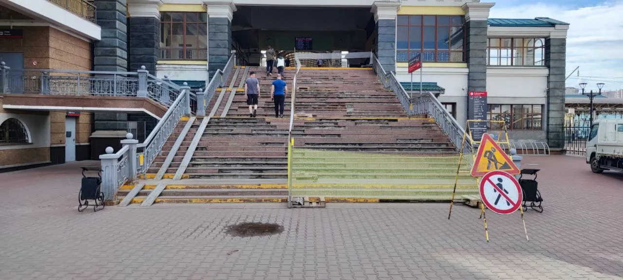 На площади Красноярского железнодорожного вокзала ремонтируют пешеходный мост