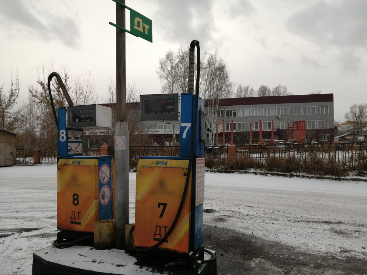 На трассе Красноярск – Енисейск водитель остался без бензина