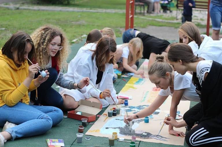 В Красноярске до 15 апреля от родителей школьников принимают заявки в летние лагеря