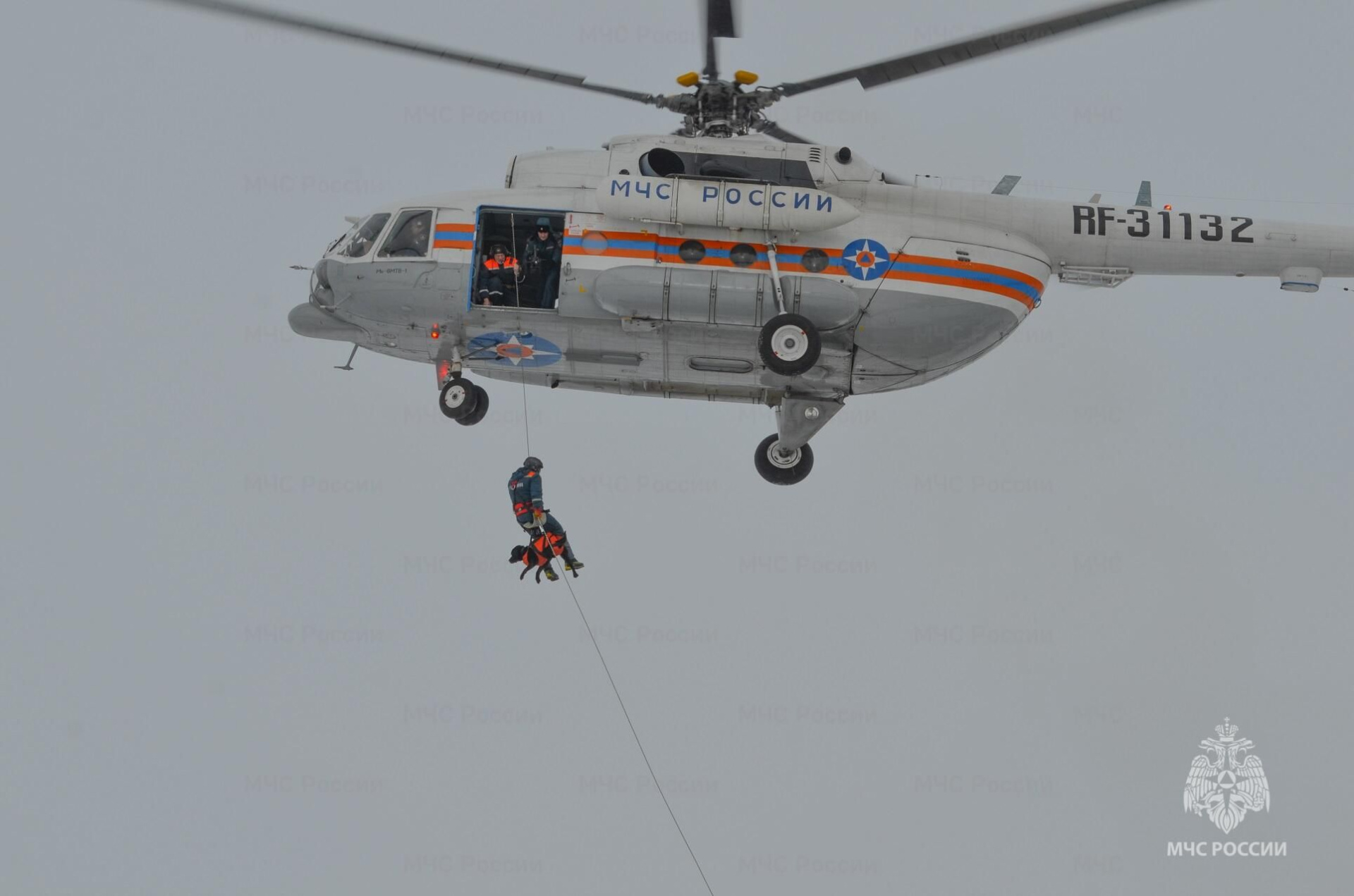 spasateli-mchs-rossii-proveli-trenirovku-po-besparashyutnomu-desantirovaniyu_1771908993583503087.jpg