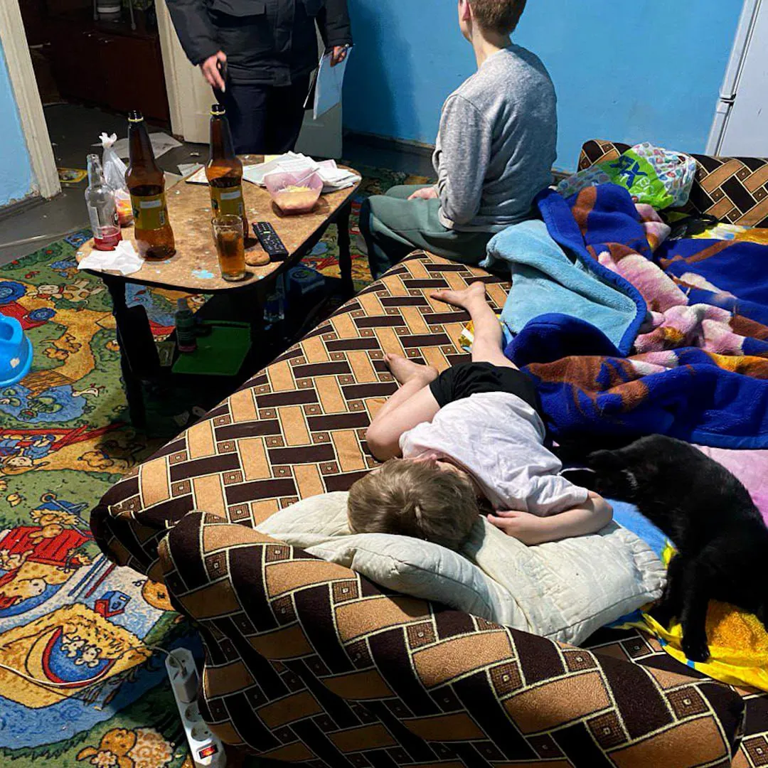 В Красноярском крае 4-летнего мальчика изъяли из семьи после стрима его пьющей матери
