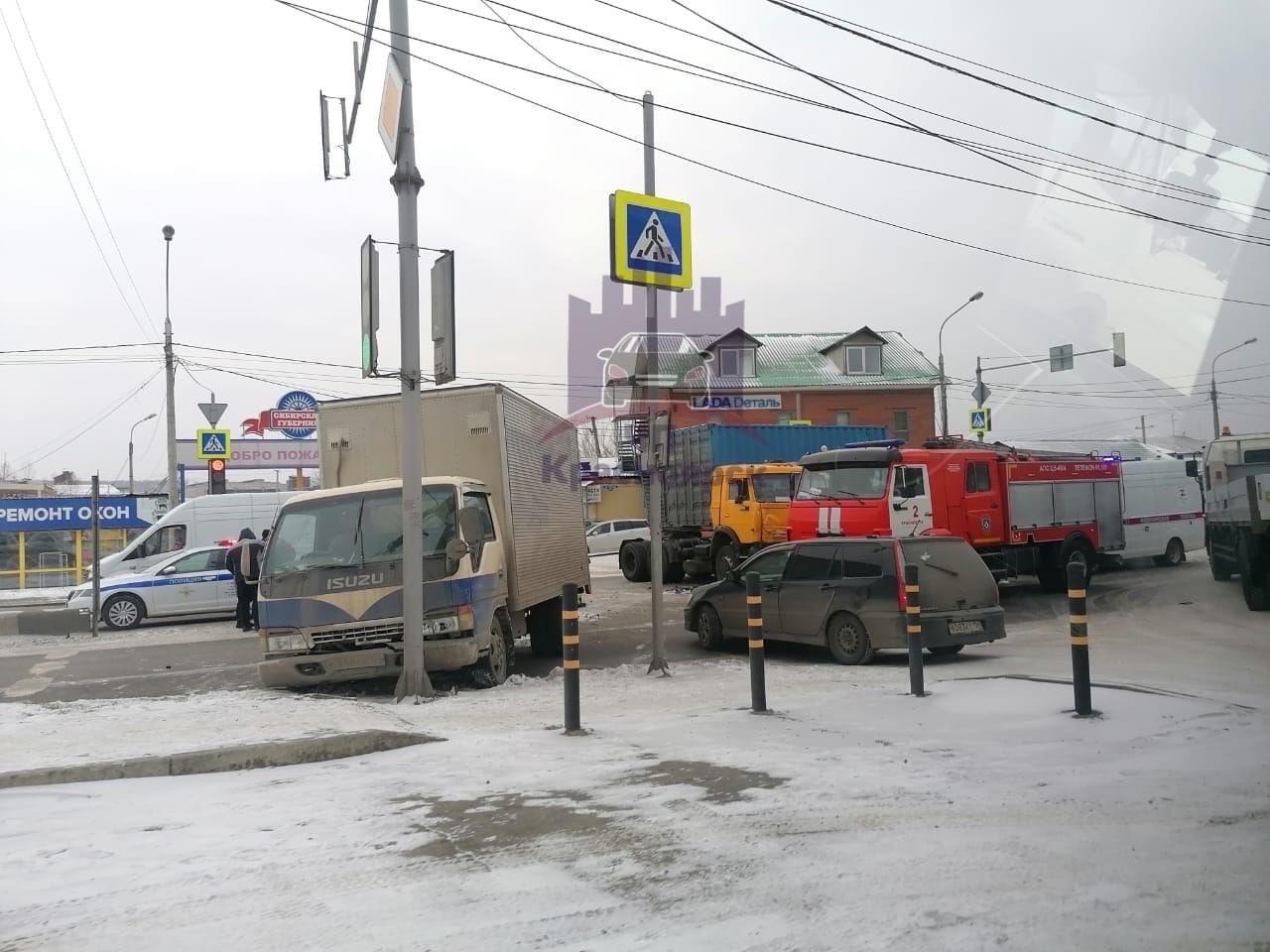 В Красноярске на Глинки в ДТП с двумя грузовиками и «Жигули» пострадал водитель