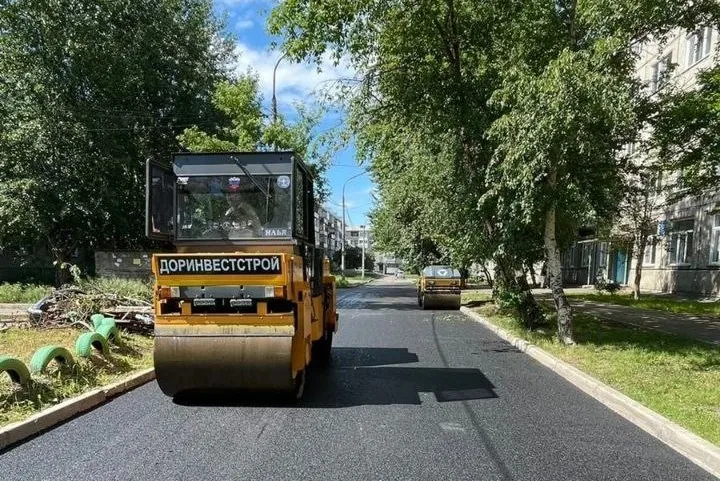 В Красноярске укладывают асфальт около детской поликлиники на Спортивной