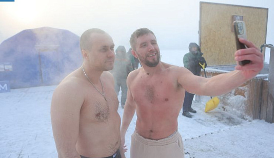 Крещенские купания в Красноярске проходят несмотря на морозы