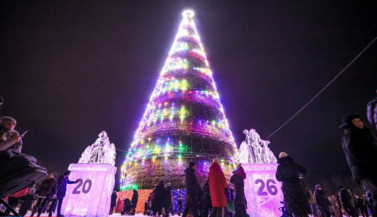 В сквере Космонавтов зажглась главная елка Советского района