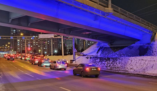 На развязке на улице Копылова в Красноярске включили подсветку