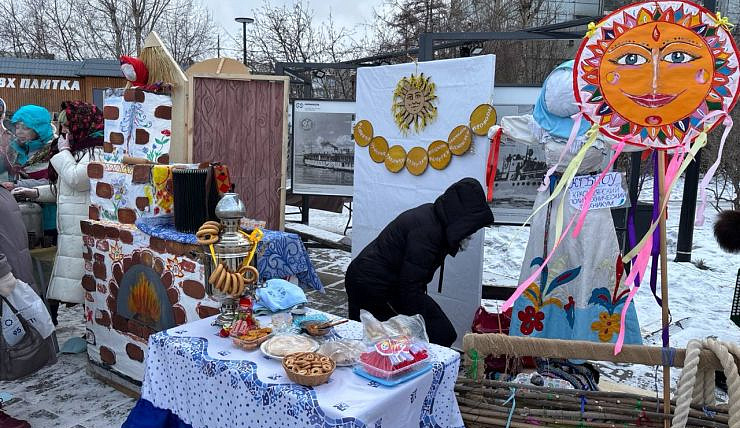 Красноярцы празднуют Масленицу