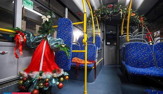 Красноярские водители и кондукторы украшают автобусы к Новому году