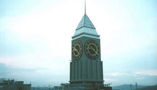 Главные часы Красноярска почти 60 лет назад задумывались с «золотыми» стрелками