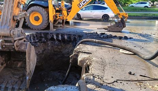 В Красноярске десятки домов остались без холодной воды из-за коммунальной аварии на Партизана Железняка