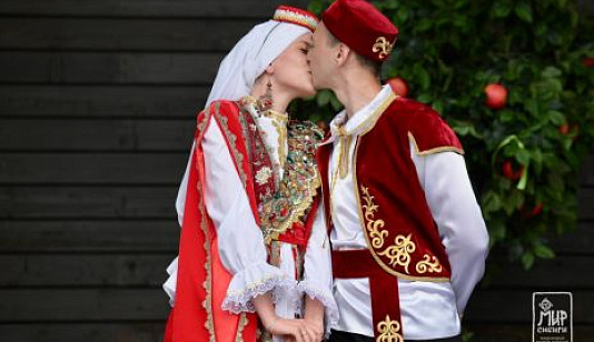 Сразу 9 пар поженились на фестивале «МИР Сибири»