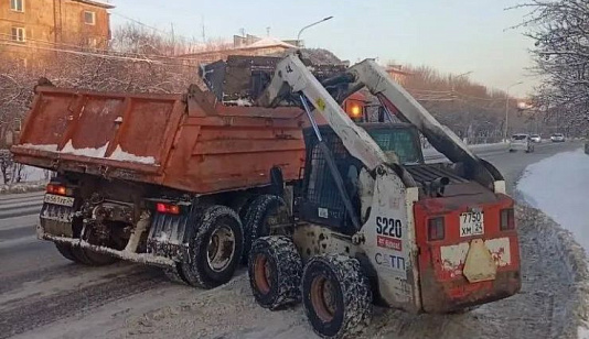 Красноярские дорожники вывезли 288 КамАЗов снега за ночь