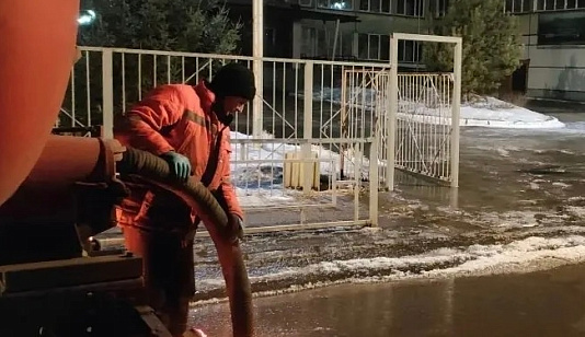 Почти тысячу кубометров воды откачали с улиц Красноярска за сутки