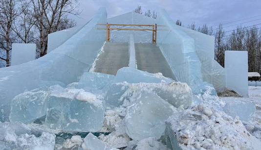 На острове Татышев досрочно начали сносить ледовый городок