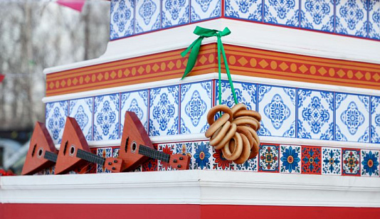 В Татышев-парке в Красноярске Масленицу отметят метанием валенка и боулингом с матрёшками