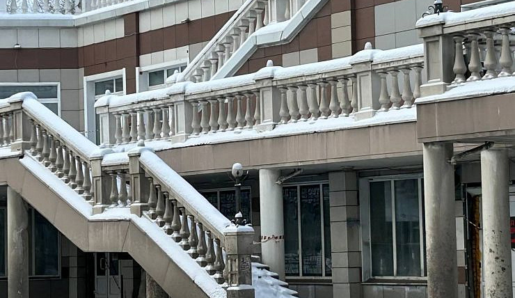 Пешеходный переход на улице Дубровинского в Красноярске закрыт и огорожен