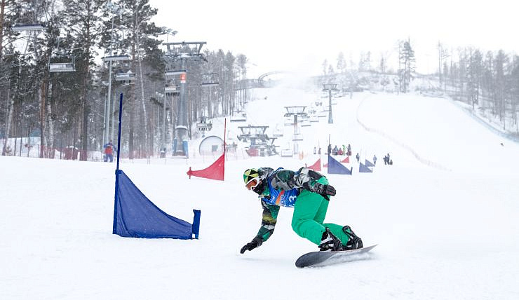 Первый снежный старт: лыжники и сноубордисты вышли на склоны «Бобрового лога»