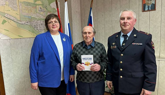 В Красноярском крае 88-летний заслуженный учитель Узбекистана принес Присягу гражданина России