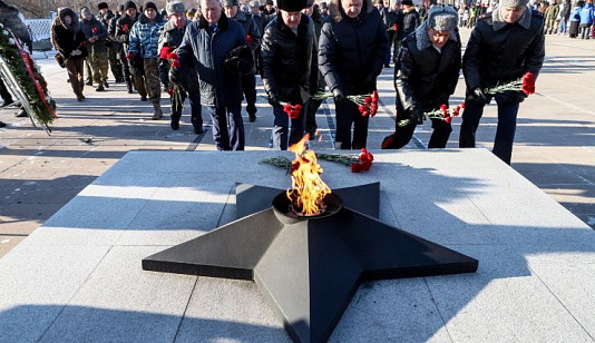 В День защитника Отечества красноярцы возложили цветы и венки к Вечному огню