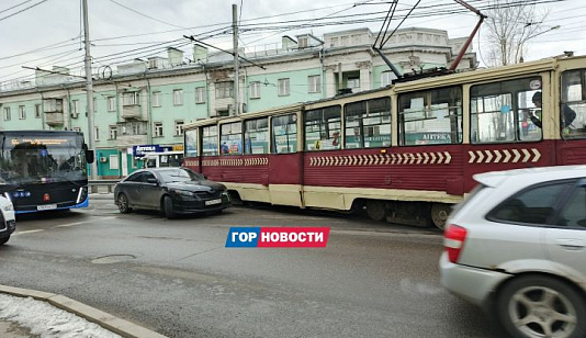 На улице Мичурина в Красноярске произошло ДТП с трамваем