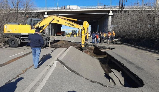 На Семафорной полностью перекрыли движение 