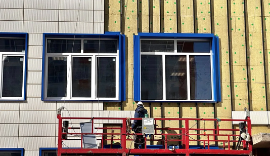 В самой большой школе на правобережье Красноярска началась отделка фасадов
