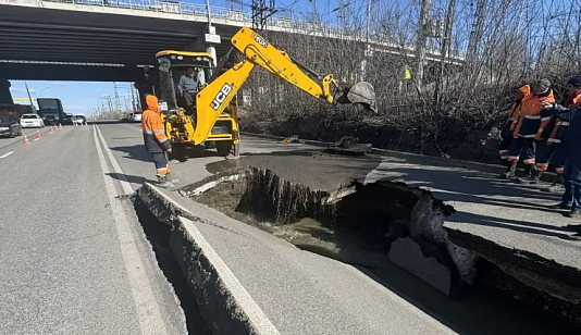 На Семафорной в Красноярске начали аварийный ремонт после провала дороги