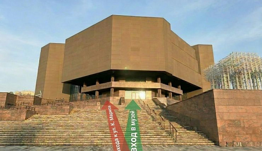 Площадь перед музеем на Стрелке в Красноярске огородили забором до ноября